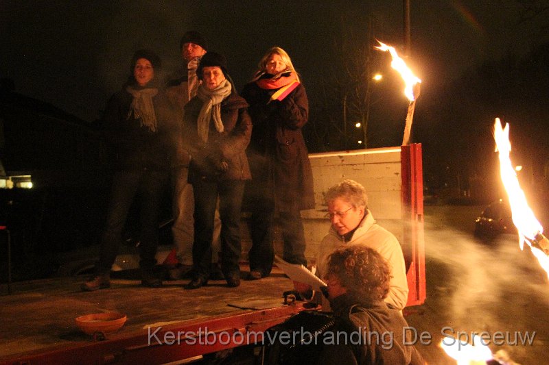 IMG_3900.JPG - en onder luid gejoel van het koor en orkest