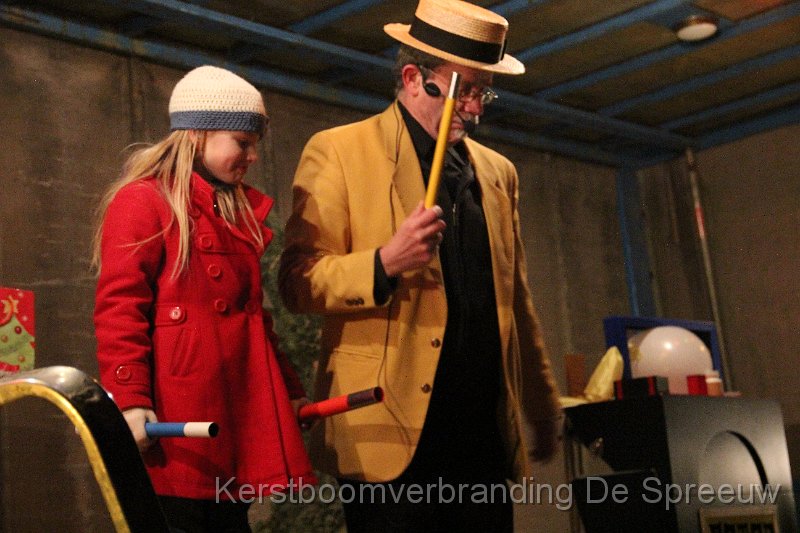 IMG_3988.JPG - gelukkig had hij nog een heel arsenaal toverstafkes bij