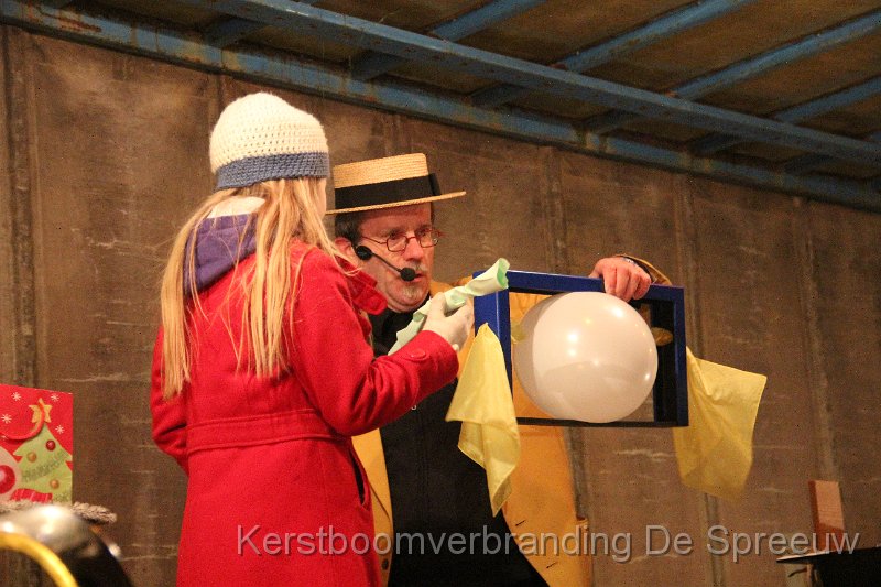 IMG_3993.JPG - die ballon daar tussen krijgen, dat gaat nog...