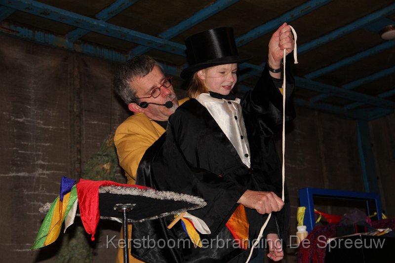 IMG_4014.JPG - en voilà, een touw uit één geheel en zonder knopen