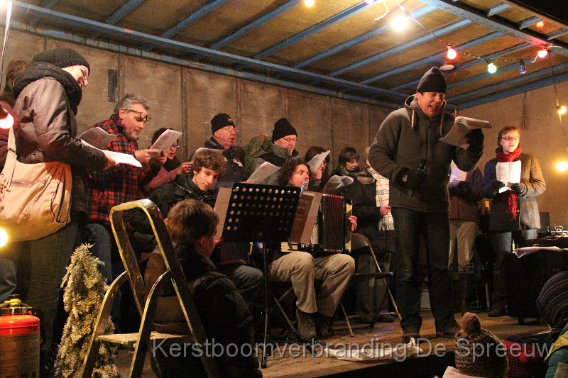 IMG_4051.JPG - ook de dirigent moet nog wat teksten van buiten leren