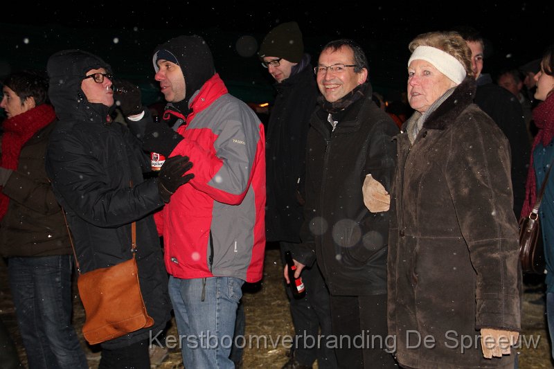 IMG_4065.JPG - neen, jong blijf maar hier, d'r zijn al genoeg zangers op het podium
