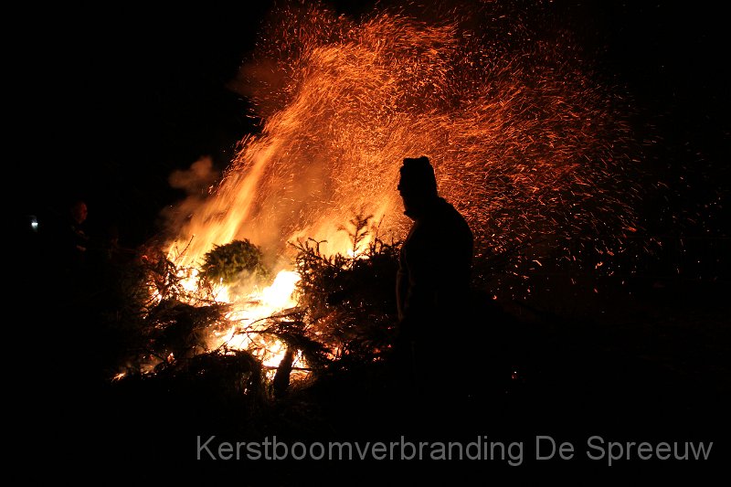 IMG_4095.JPG - loopt die nu dwars door dat vuur?