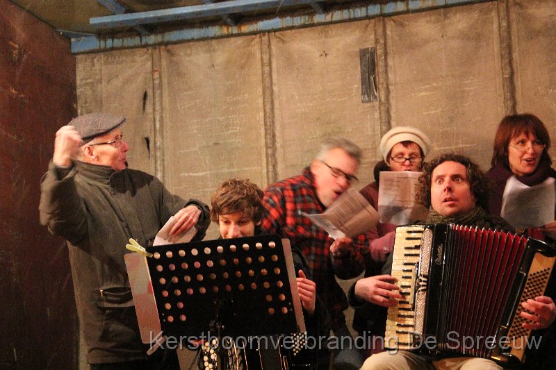 IMG_4145.JPG - oud en jong in volle vuur