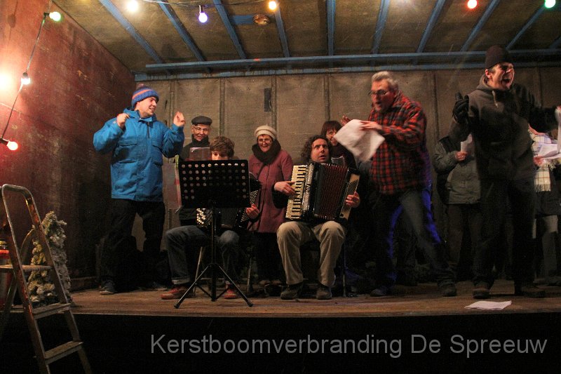 IMG_4170.JPG - het werkte zo aanstekelijk dat ook de tekstverdeler mee kwam zingen...