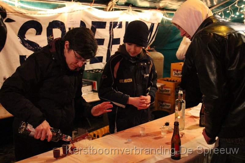 IMG_4197.JPG - maar ik moet seffens die fles nog uitwringen