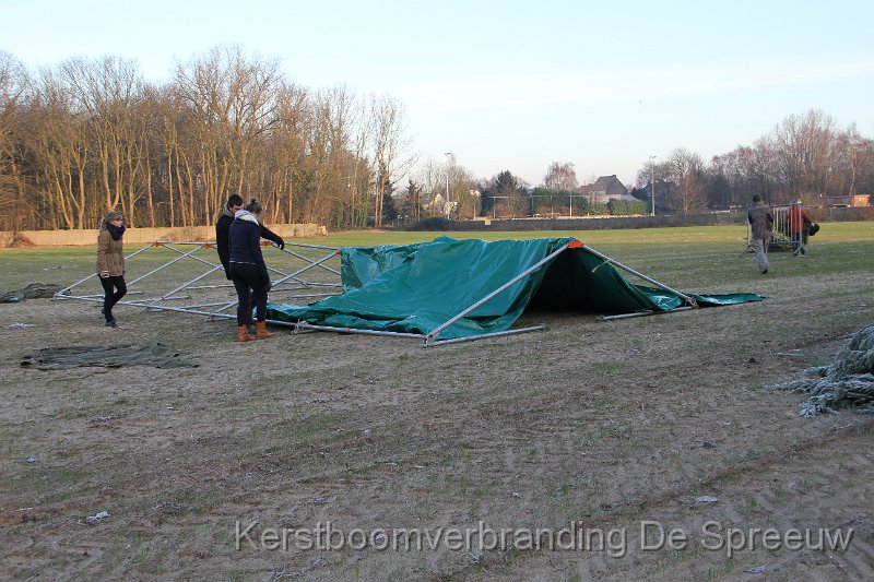 IMG_3346.JPG - ondertussen begon de chiro al met de dakbedekking