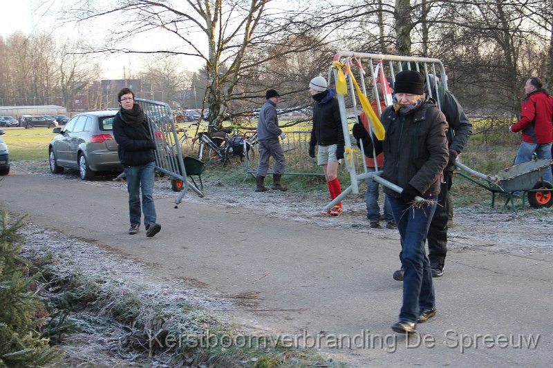 IMG_3362.JPG - en hup, de rest van de nadarbarelen versleuren