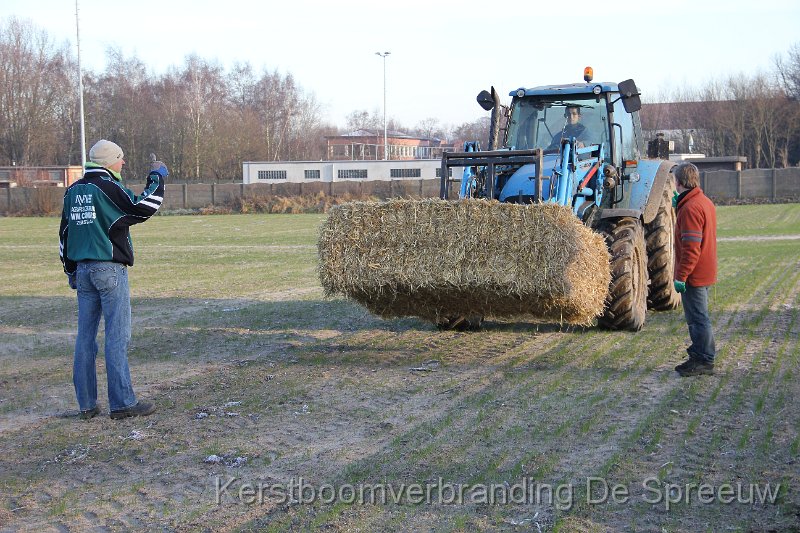 IMG_3428.JPG - ja, goed zo, legt die baal stro maar neer