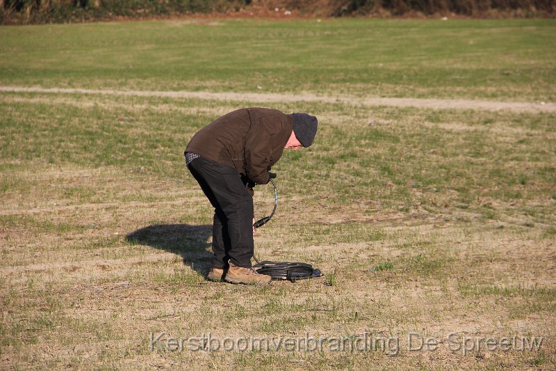 IMG_3453.JPG - dat is onze electricien, hij pakt twee draadjes....