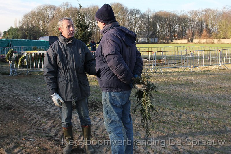 IMG_3488.JPG - ge hebt zo van die mensen die echt hun handen vol hebben met die kerstboomverbranding