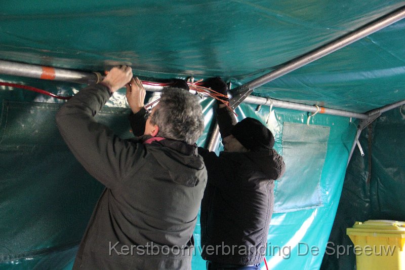 IMG_3589.JPG - die rode lichtslinger kwam eigenlijk van het huis "Chez Angèle", maar die was gelukkig met verlof