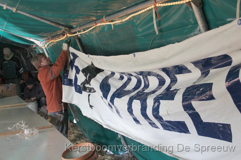 IMG_3594.JPG - uiteraard moet onze reklamebanner ook opgehangen worden