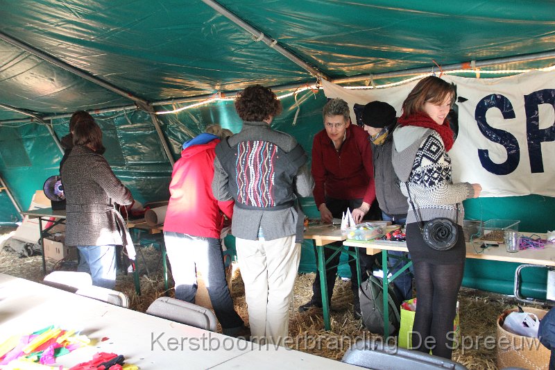 IMG_3609.JPG - de begeleiders waren al danig in de weer voor de knutselnamiddag