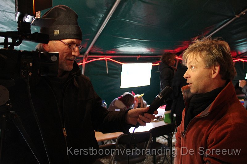 IMG_3674.JPG - gaf uitleg over zowel de kerstboomverbranding als over de Spreeuwenhoek