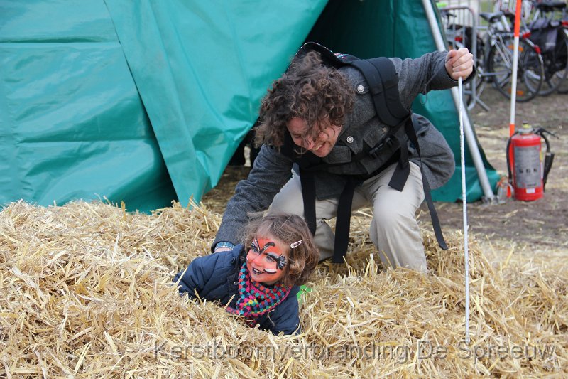 IMG_3682.JPG - niets zo plezant dan verstoppertje spelen in het hooi