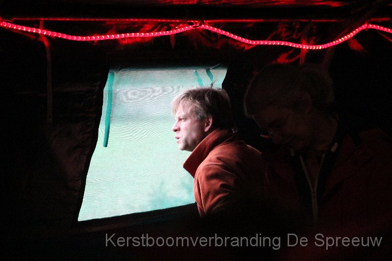 IMG_3694.JPG - tegenwoordig kijken ook mannen al eens vanuit een roodverlicht vensterke naar buiten