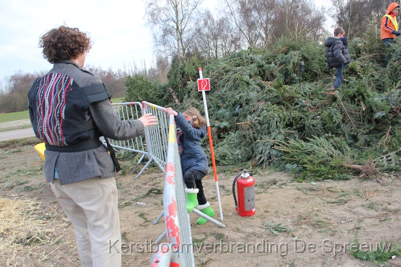 IMG_3721.JPG - kruipt maar gewoon over dat hek !