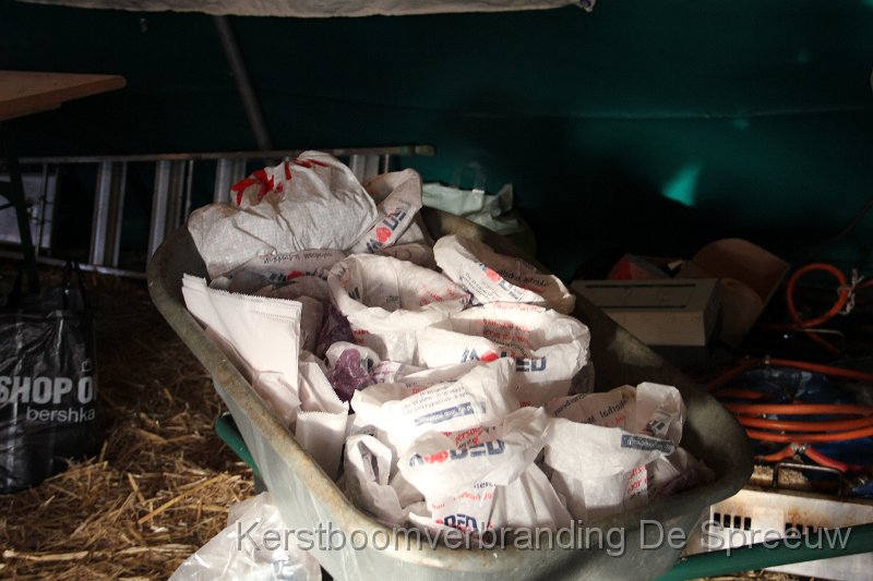 IMG_3746.JPG - de lichtbakens voor het pad in het donkere bos