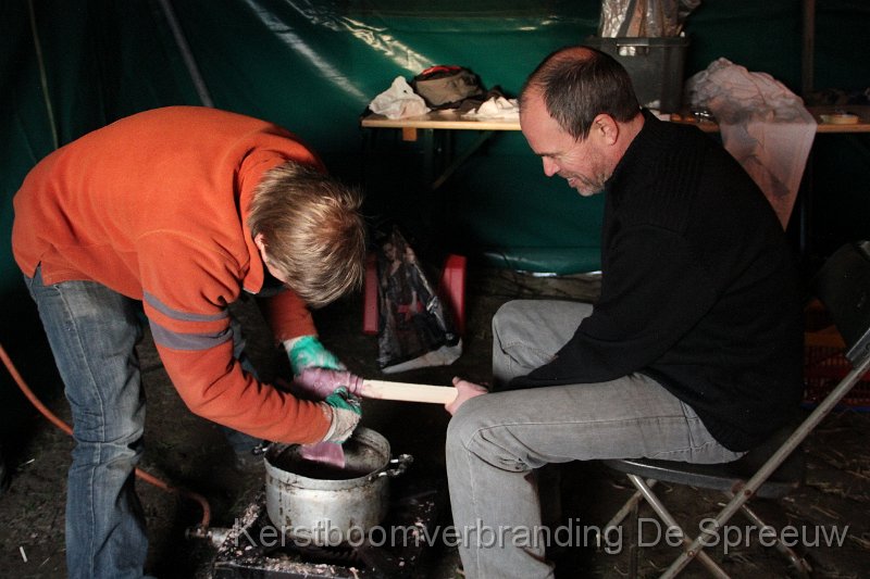 IMG_3769.JPG - ook grote kinderen hebben nog graag een fakkel