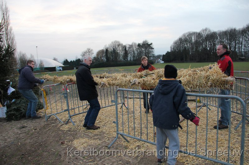 IMG_3780.JPG - de laatste job, de reuze Spreeuwenfakkel recht zetten
