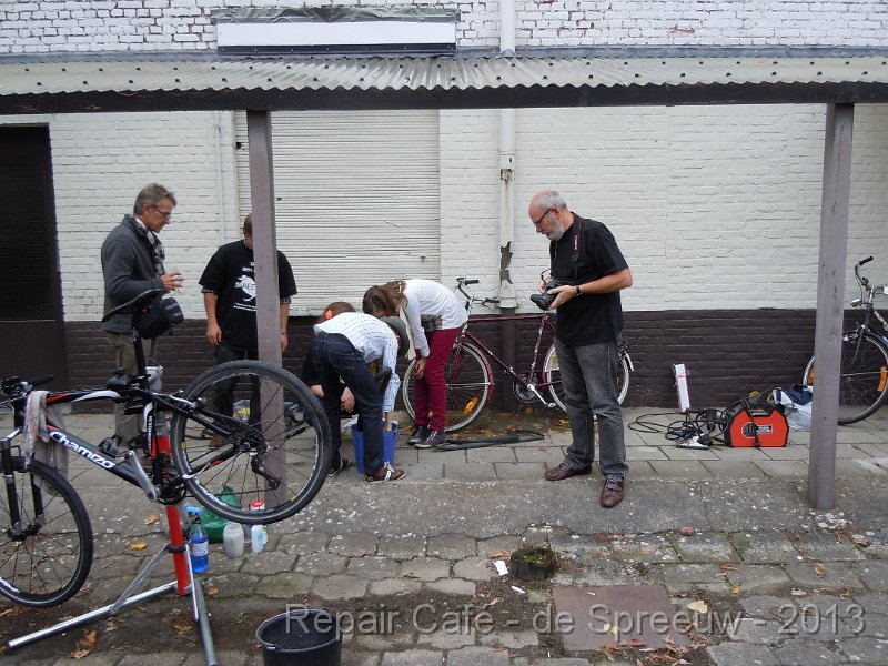 DSCN2722.JPG - nu is die weer zo curieus, in plaats van foto's te trekken!