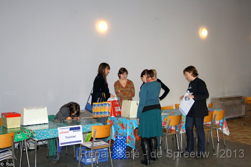 IMG_0003.jpg - bij de naaimeisjes had blijkbaar één van hun een nieuwe machine meegebracht