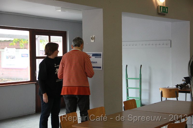 IMG_4536.JPG - het Repair Café begon met het ophangen van affichkes
