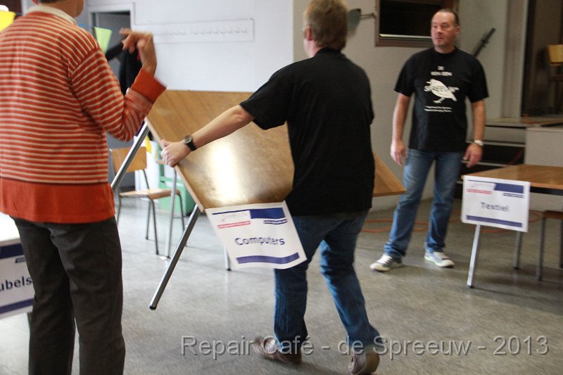 IMG_4542.JPG - ieder zocht met zijn tafel het beste plaatske