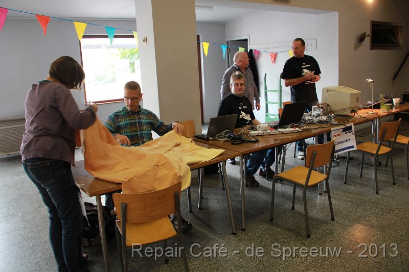 IMG_4580.JPG - om het wegrollen van al die bits en bytes tegen te gaan kregen zij ook een mooi tafelkleedje