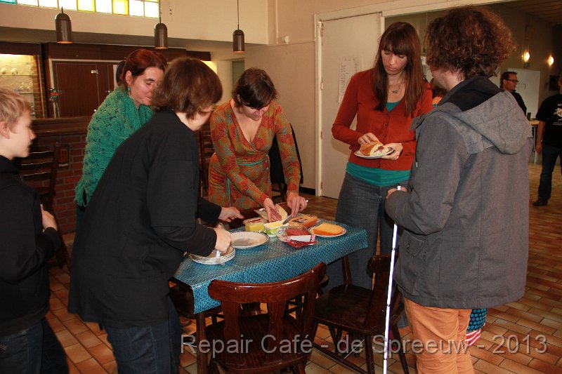 IMG_4596.JPG - onder het mom van te helpen, waren zij het eerst aan de beurt