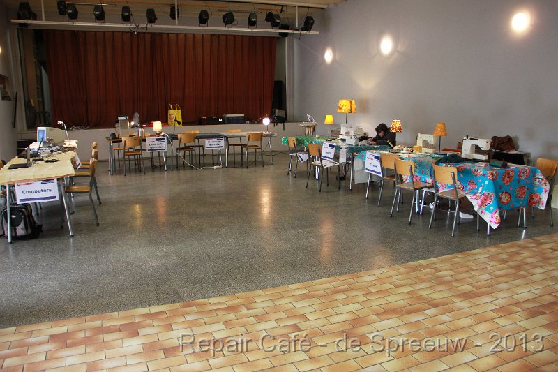 IMG_4600.JPG - voilà, de zaal staat klaar met zelfs iemand...