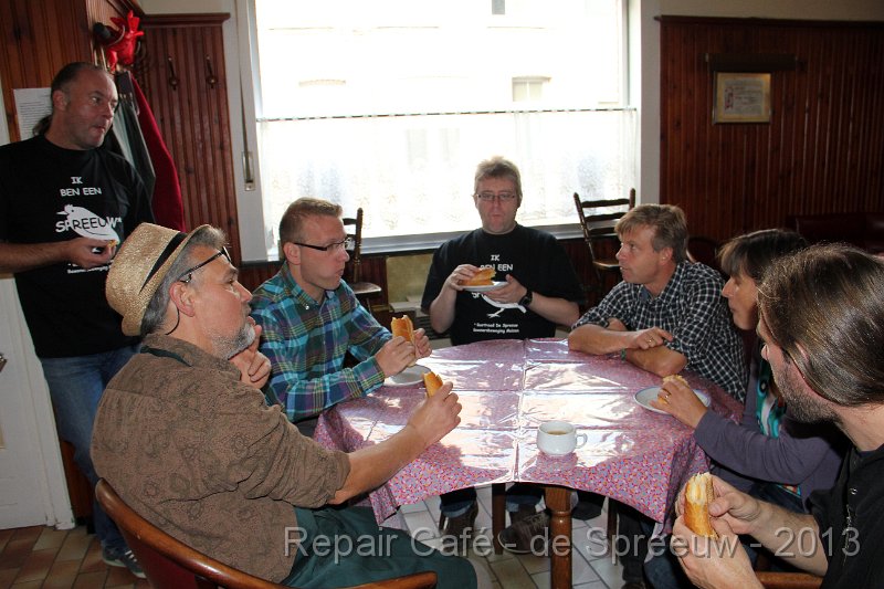 IMG_4615.JPG - tijdens de maaltijd toch nog even overleggen