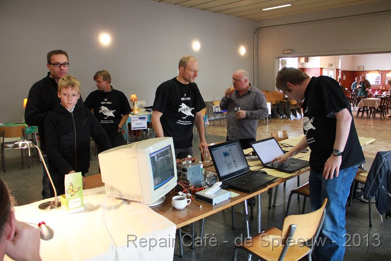 IMG_4632.JPG - drie schermen, en slechts één iemand om die te bedienen