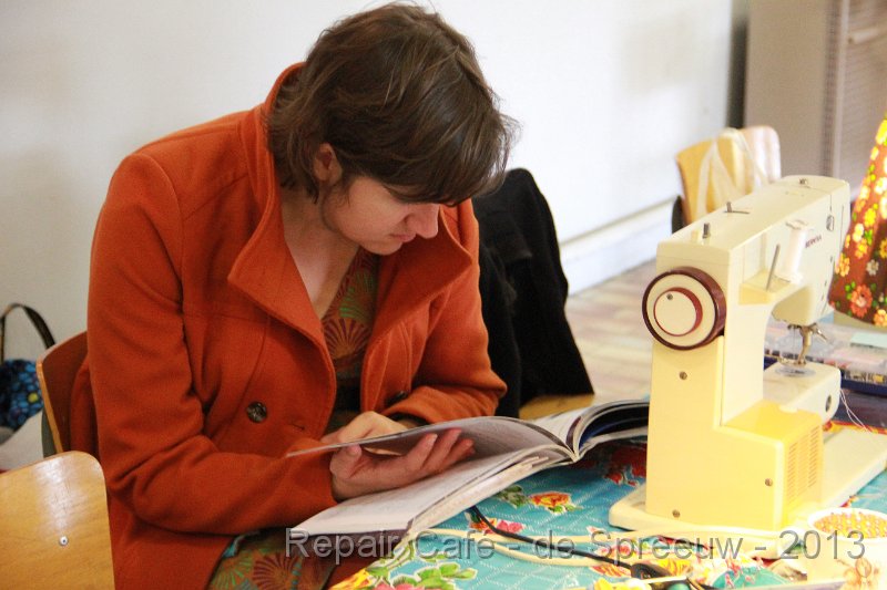 IMG_4644.JPG - nog gauw even de gebruiksaanwijzing van deze naaimachine lezen