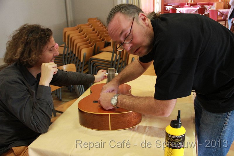 IMG_4673.JPG - reparatie van een gitaarsnaar met wat houtlijm?