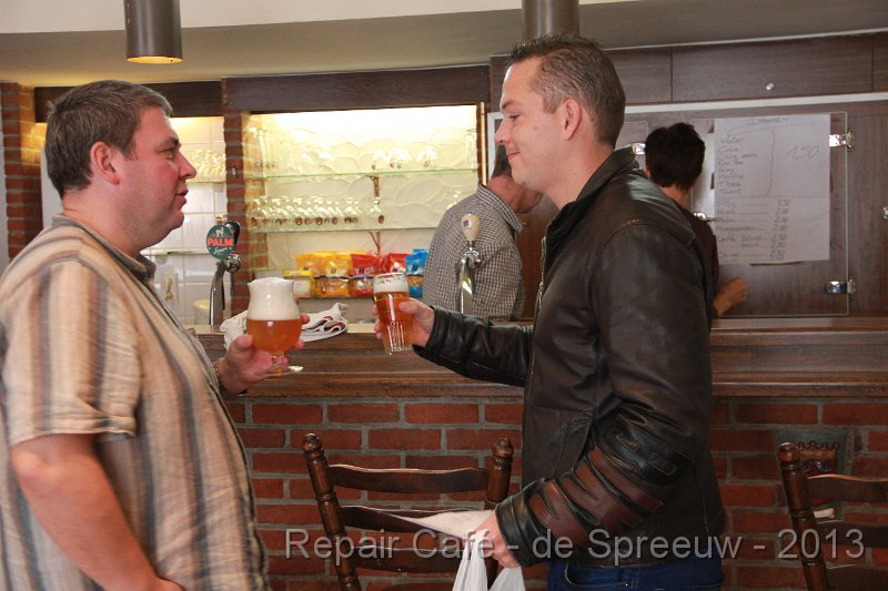 IMG_4674.JPG - in afwachting van hun reparatie, even het café uitproberen