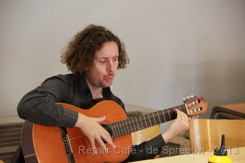 IMG_4682.JPG - al fluitend een gitaarke stemmen, dat moet kunnen