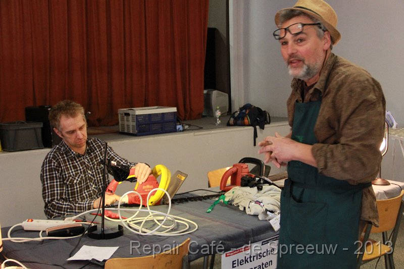 IMG_4684.JPG - ik mag bidden, dat hij mijn zaag kan herstellen!