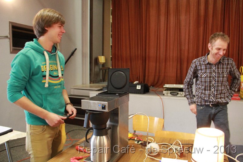 IMG_4698.JPG - joepie, hier zijn reparaties tot een goed einde gebracht, aan de gelukkige gezichten te zien