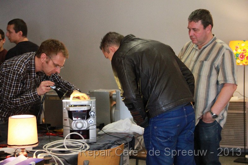 IMG_4709.JPG - ook een futuristische radio kan al eens stuk gaan