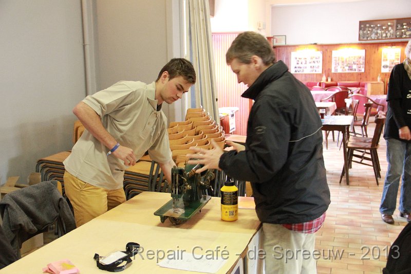 IMG_4710.JPG - dat wordt pas een reparatie: een vreed oud naaimachieneke