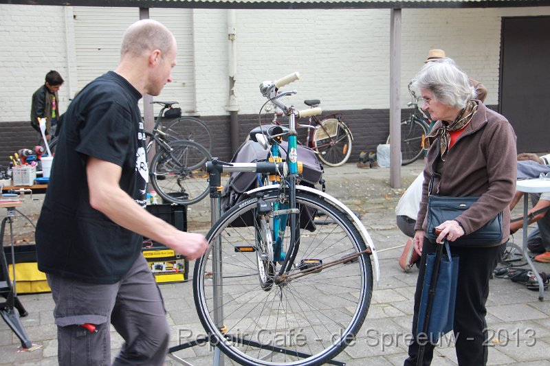 IMG_4741.JPG - zij was benieuwd of de fiets nog te repareren viel