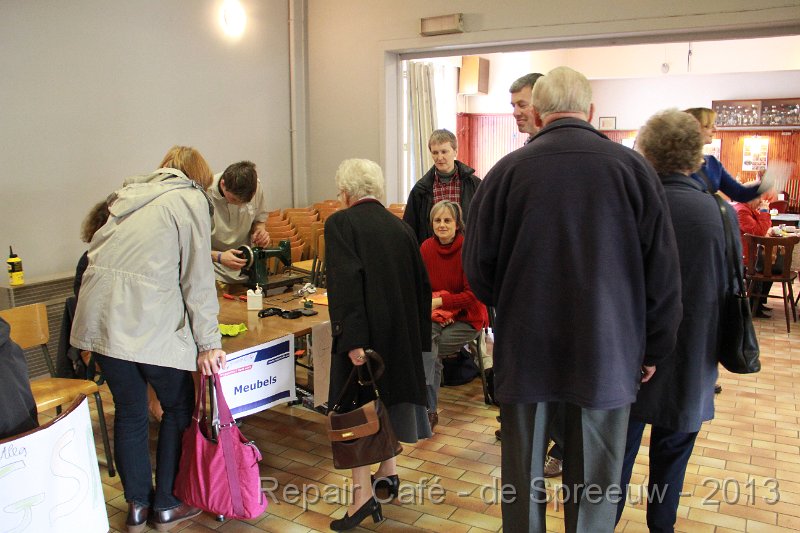 IMG_4793.JPG - iedereen stond in bewondering hoe hij die naaimachine aan het naaien bracht