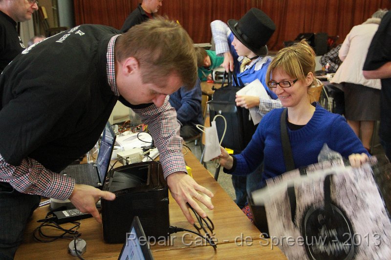 IMG_4801.JPG - iemand die gelukkig is omdat ze bij ne knappe gast als reparateur is terecht gekomen...