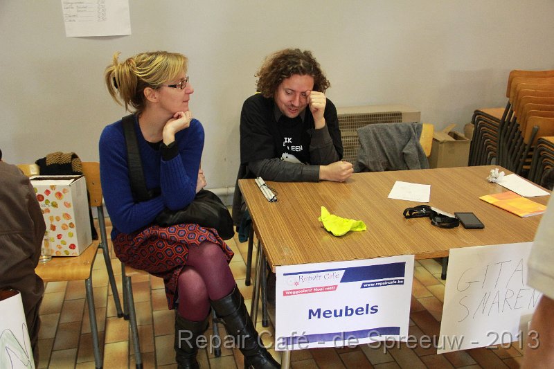 IMG_4817.JPG - eigenlijk sta ik voor het stemmen en mijn collega voor de meubels, maar om dat om te wisselen moet ik naar het Repair-Café