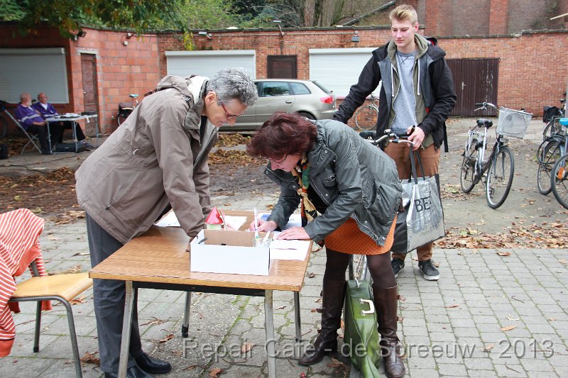 IMG_4823.JPG - met pak en zak staan ze aan te schuiven