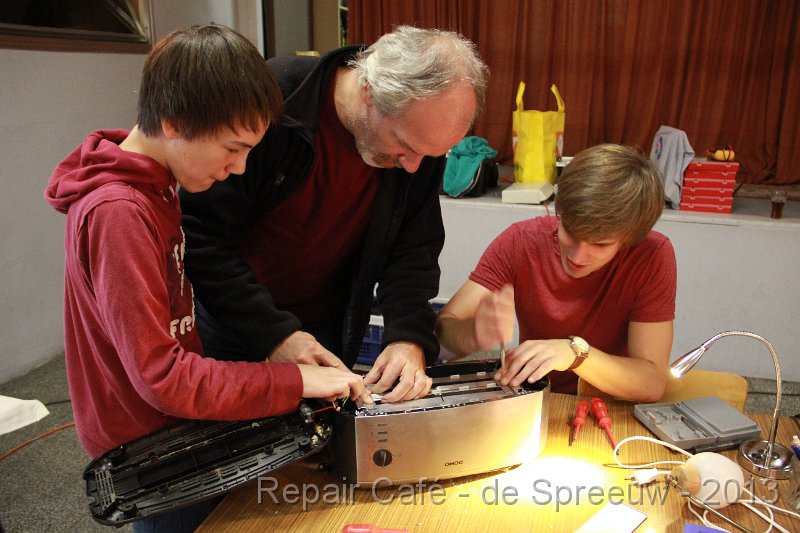 IMG_4833.JPG - met verenigde krachten wordt hier alles opengespeeld