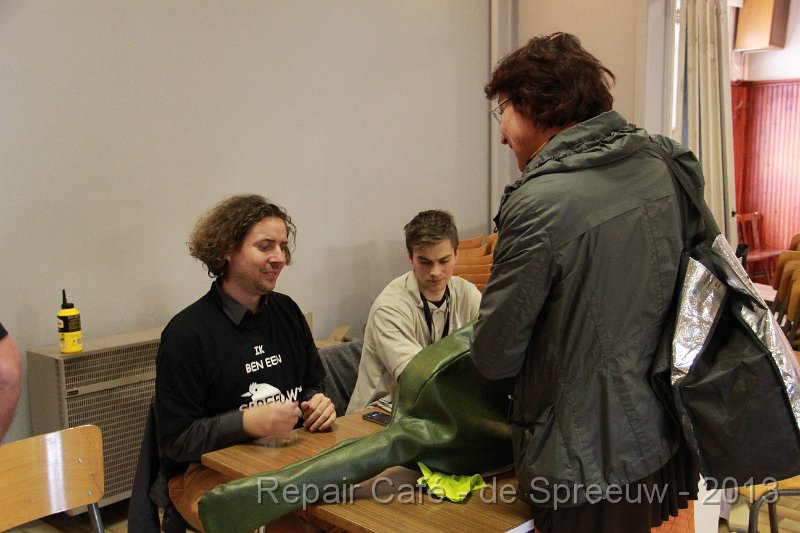 IMG_4841.JPG - in tegenstelling dat ge denkt, is dit geen tennisraket maar een echte gitaar