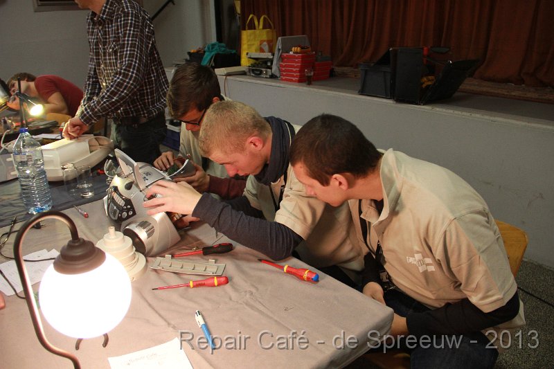 IMG_4847.JPG - die radio was gans verstopt met allerlei valse noten